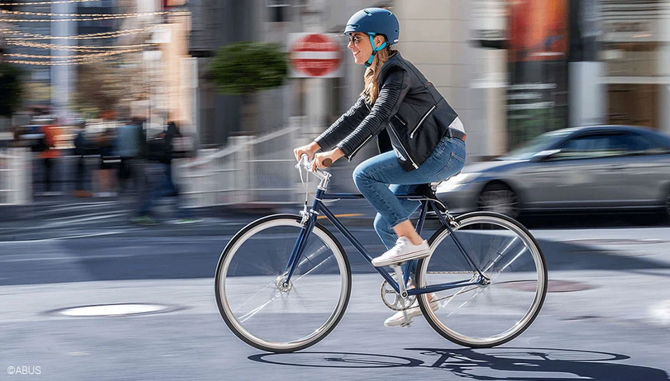 casque vélo bleu photo lifestyle